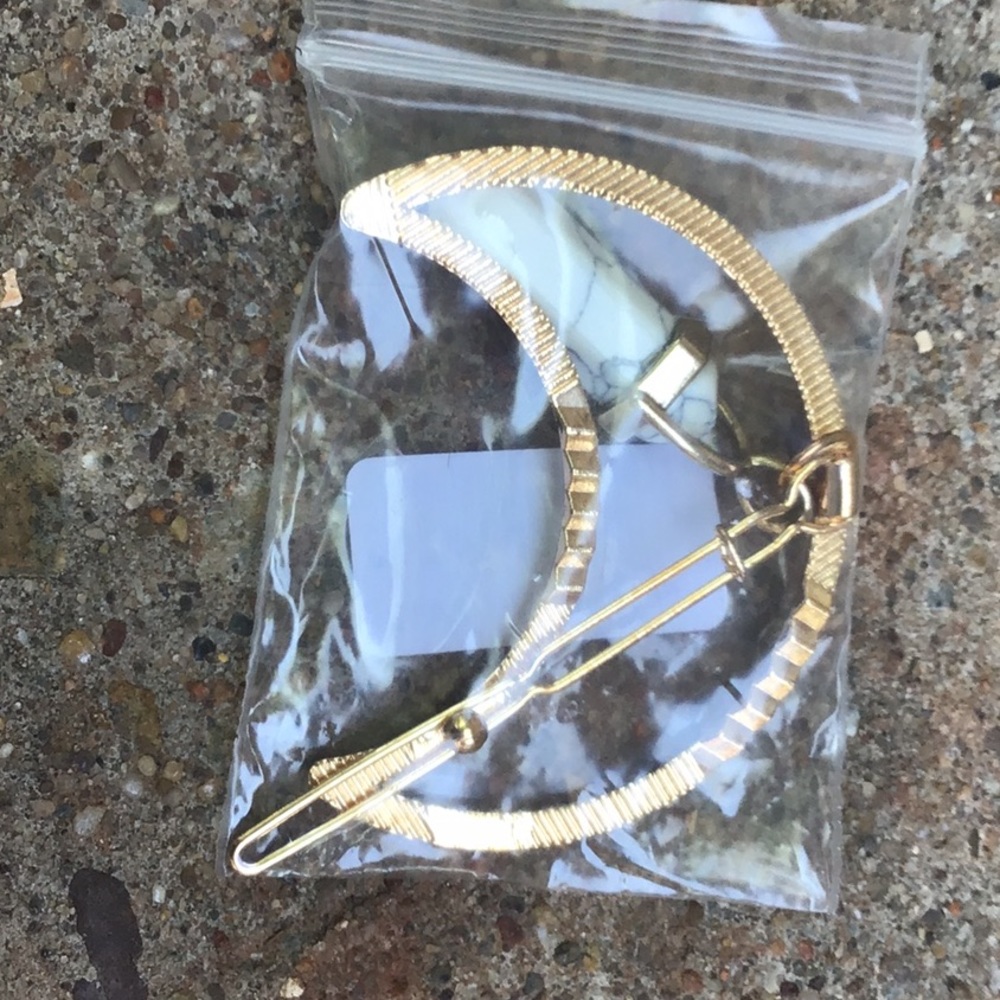 Silver Cresent Moon Hair Accessory. - Picture 3 of 3
